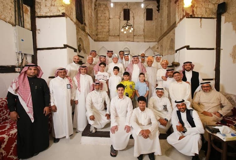 تجمّع لزوّار بالزي السعودي في مجلس البيت
